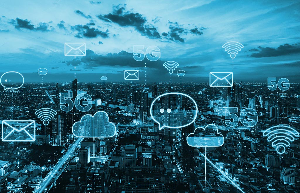 Das Bild einer Stadt überlagert von Symbolen zur digitalen Vernetzung Das Bild einer Stadt überlagert von Symbolen zur digitalen Vernetzung