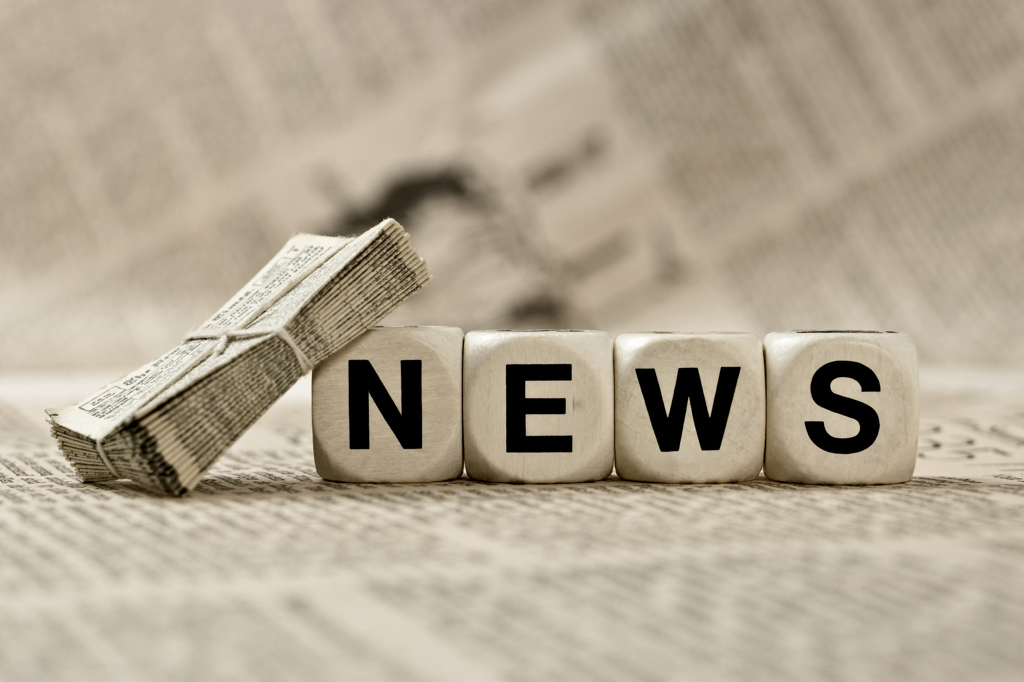 Zeitungen und Würfel mit Aufschrift News Zeitungen und Würfel mit Aufschrift News
