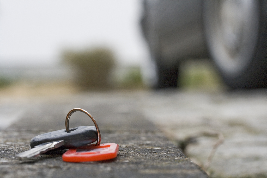 Auf dem Asphalt liegender Schlüssel