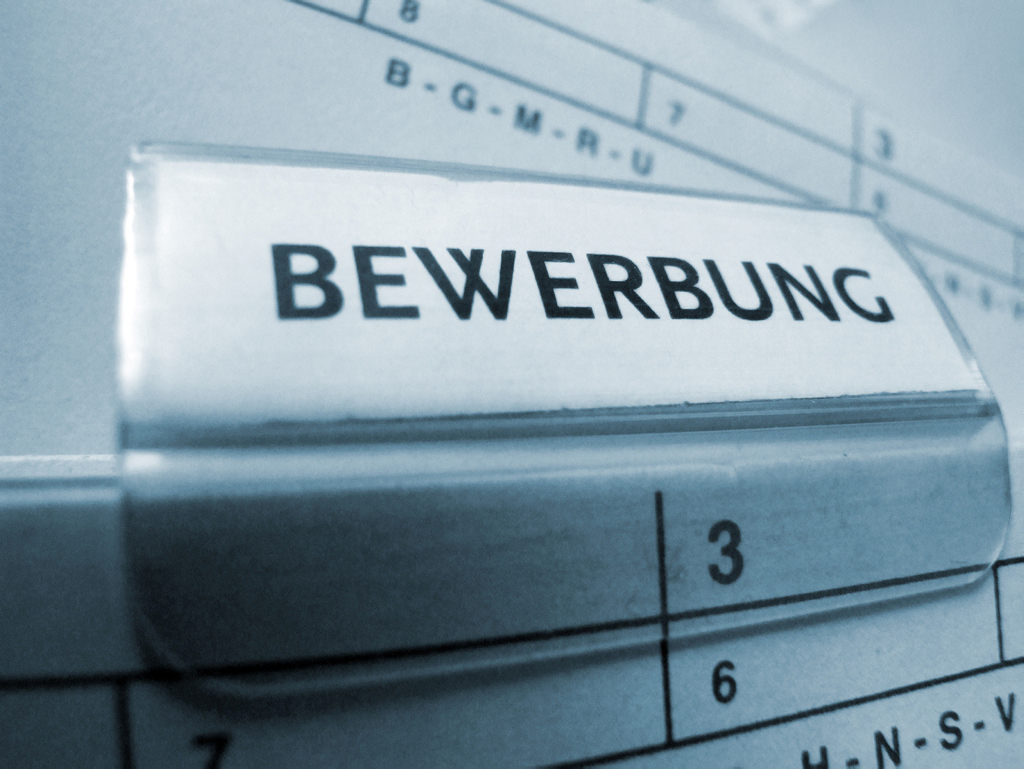 Ein Aktenreiter mit der Beschriftung "Bewerbung"