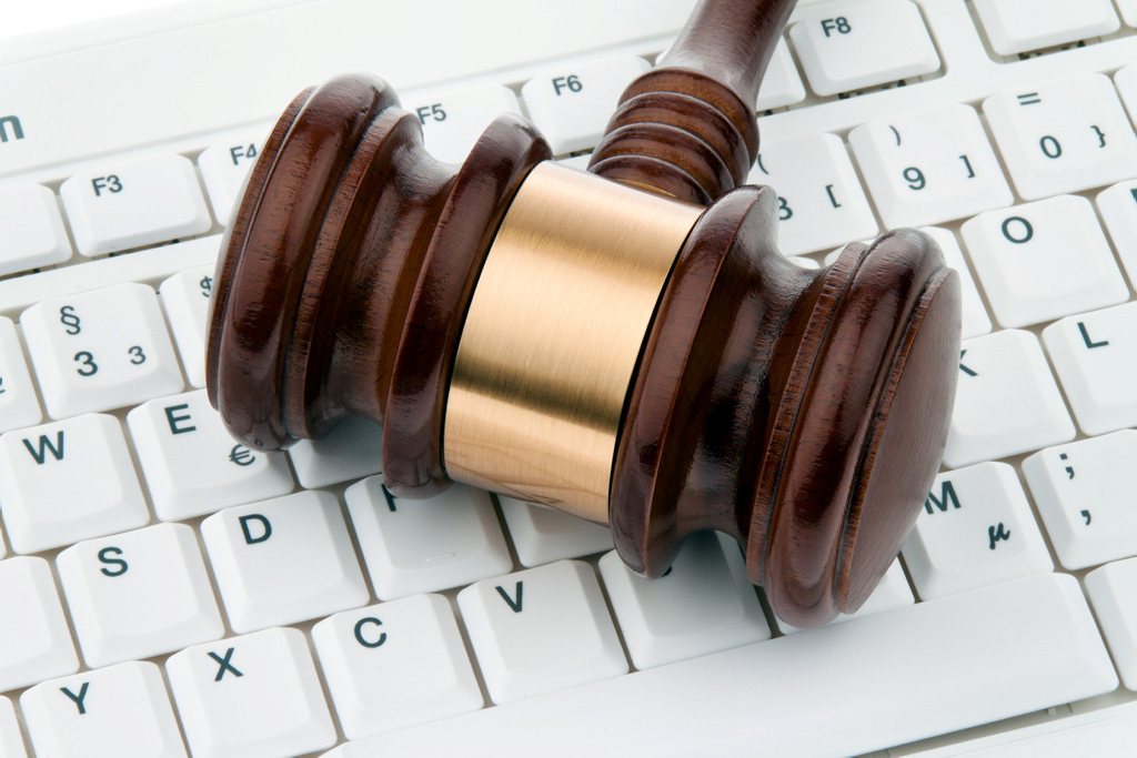 Richterhammer und Tastatur. Rechtssicherheit im Internet. Webauktionen.