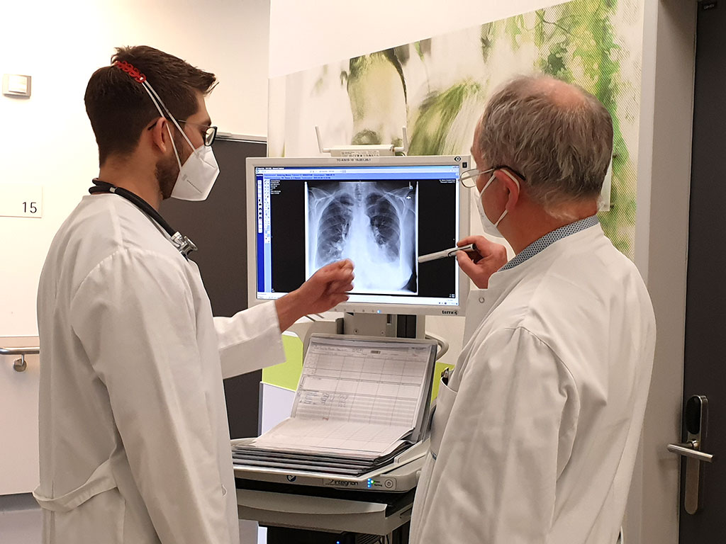 Ärzte analysieren ein Röntgenbild