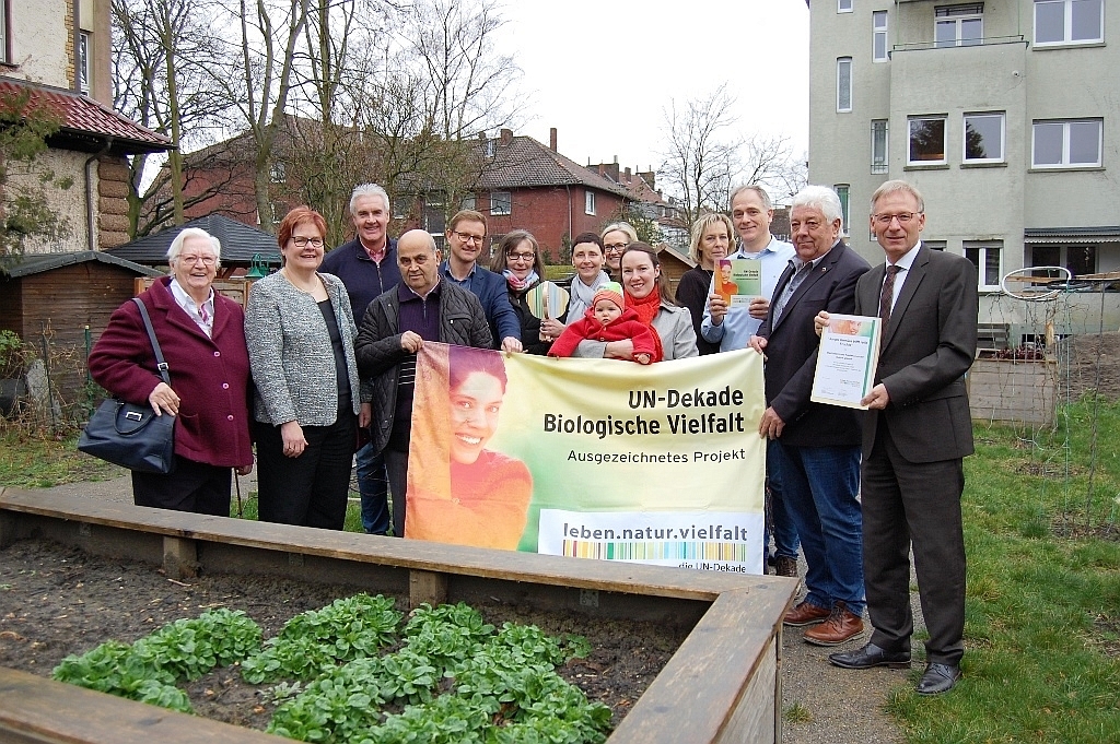 Das Bild zeigt die Auszeichnung des urbanen Garten im Feidikforum als UN-Dekade-Projekt