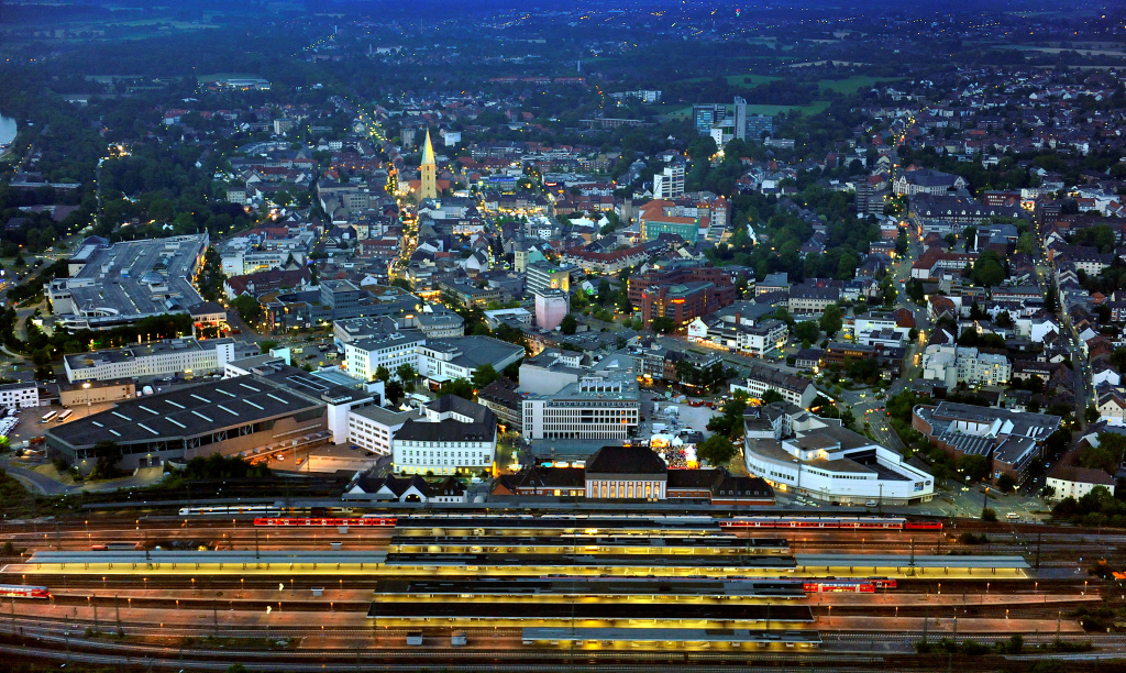 Nachtaufnahme: Luftbild der Innenstadt mit Bahnhof und Gleisen