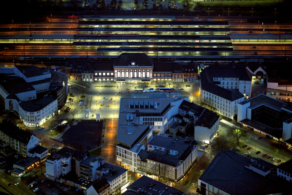Luftbild: Hauptbahnhof und Heinrich-von-Kleist-Forum bei Nacht
