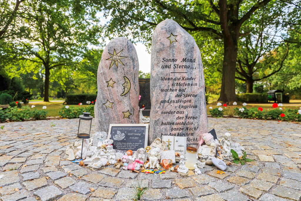 Sternenkinder-Gedenkstein auf dem Kommunalfriedhof an der Birkenallee