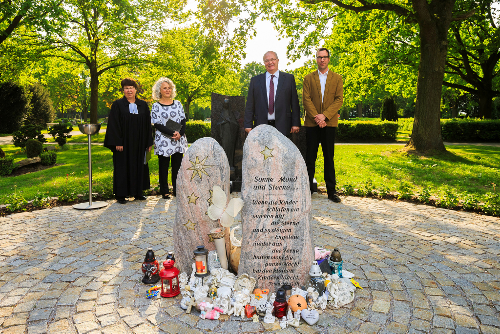 Sternenkinder Grabfeld 2016 Einweihung Grabfeld "Sternenkinder" am Kommunalfriedhof an der Birkenallee