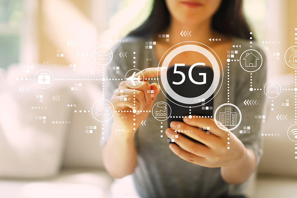 Eine Frau hält ihr Handy. Darüber liegt eine Grafik, zum Thema 5G