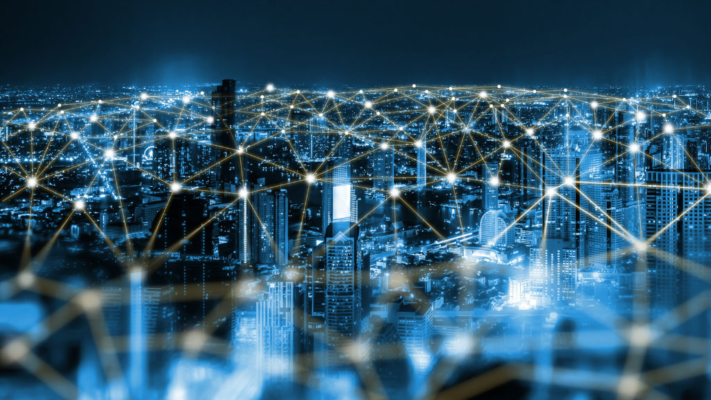 Modernes kreatives Kommunikations- und Internetnetzwerk einer Smart City. Konzept der drahtlosen digitalen 5G-Verbindung und des Internets der Zukunft. Modernes kreatives Kommunikations- und Internetnetzwerk einer Smart City. Konzept der drahtlosen digitalen 5G-Verbindung und des Internets der Zukunft.