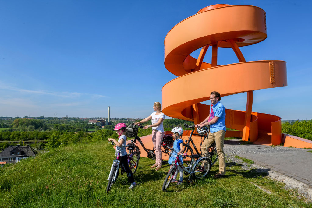Eine Familie mit ihren Fahrrädern am Haldenzeichen im Lippepark