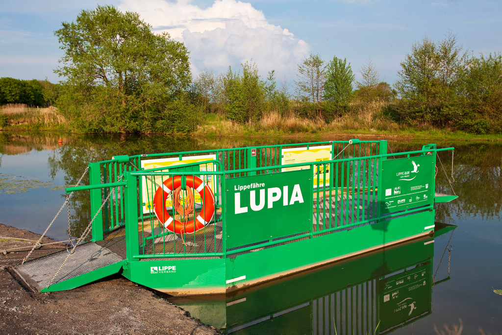 Lippe-Fähre "Lupia" am Schloss Oberwerries Lippe-Fähre "Lupia" am Schloss Oberwerries