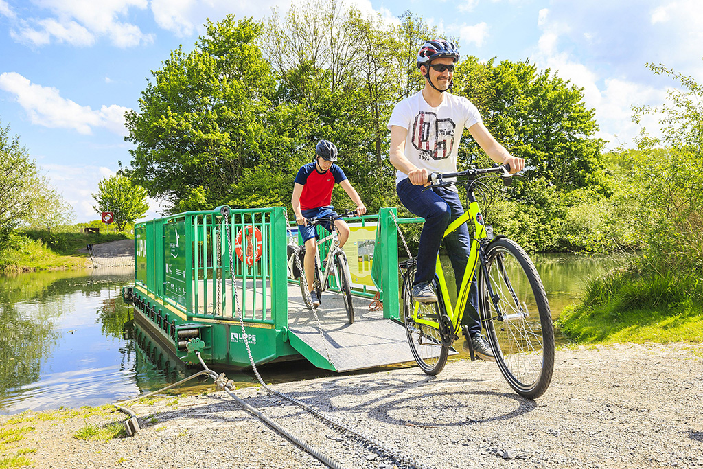 Radfahrer auf der Lupia an der Lippe Radfahrer auf der Lupia an der Lippe