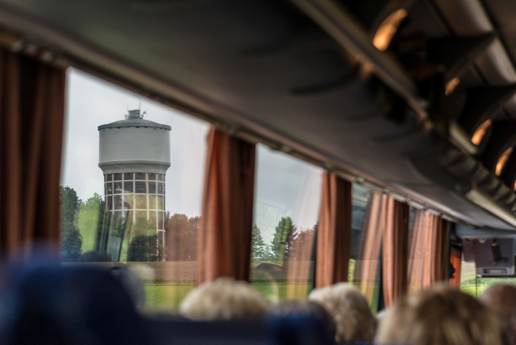 Stadttour: Blick aus einem Bus auf die Wassertürme