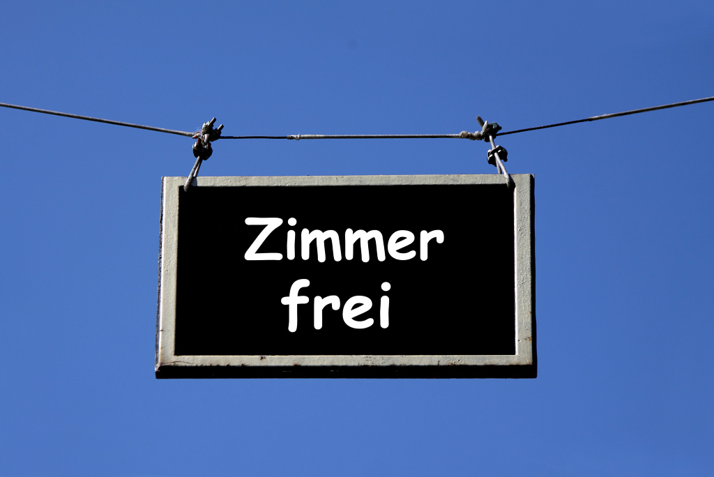 Foto zeigt Schild mit der Aufschrift Zimmer frei