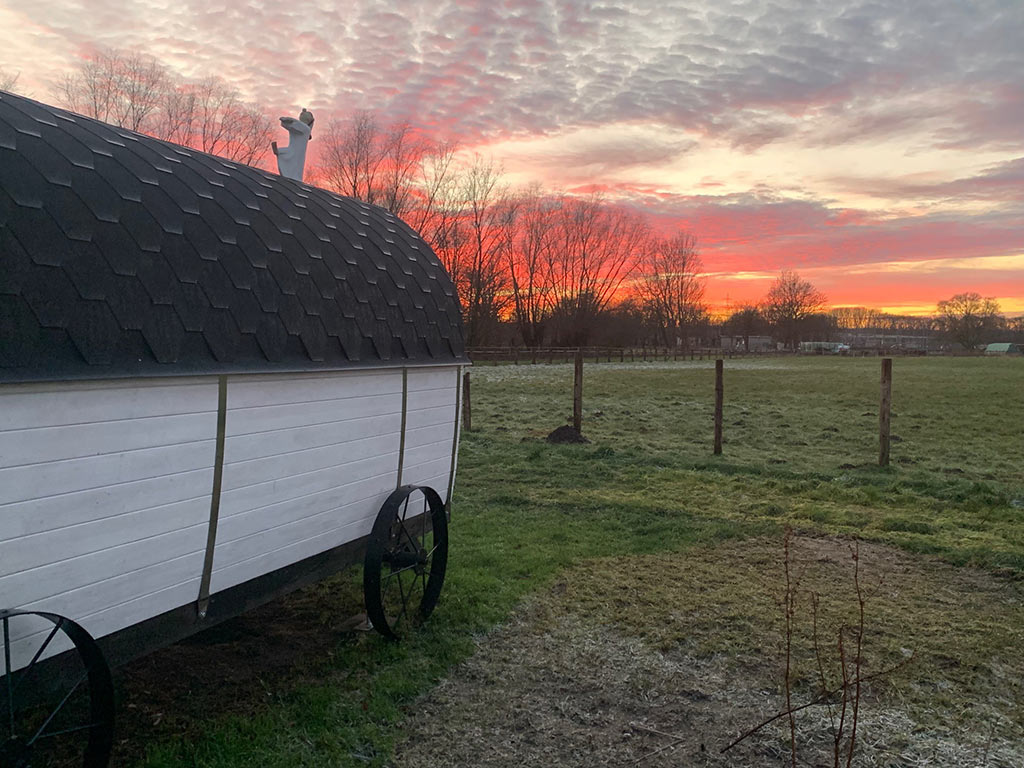 Schäferwagen der Nutztier-Arche-Sonntag bei Sonnenuntergang