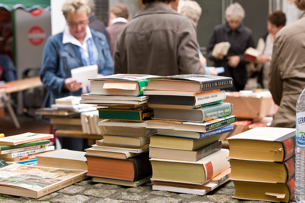 Ein Tisch gefüllt mit Büchern auf der Bücher City Ost 