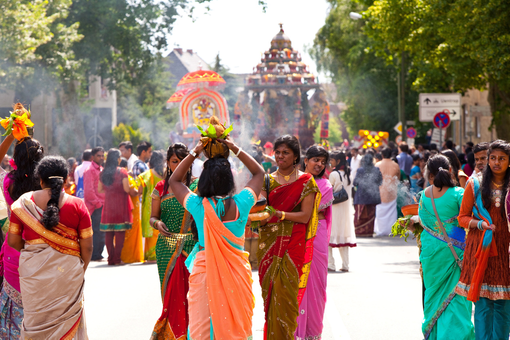 Prozession beim Tempelfest am Sri Kamadchi-Ampal-Tempel Prozession beim Tempelfest am Sri Kamadchi-Ampal-Tempel