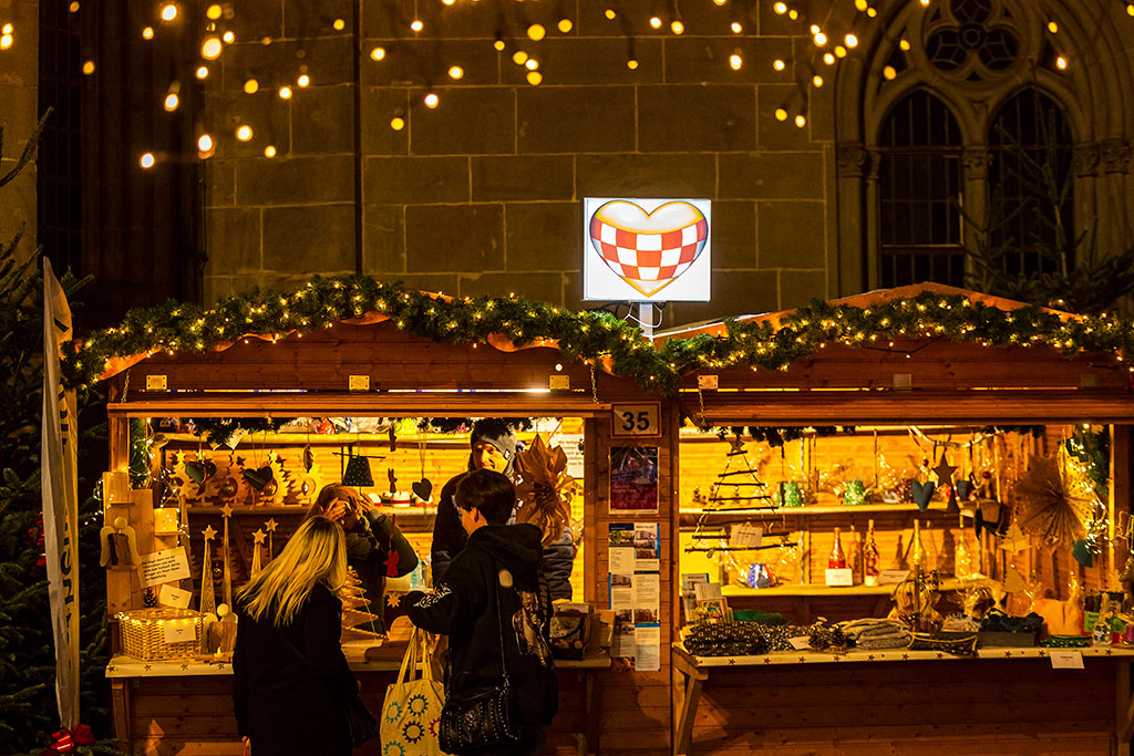 Herzhütten auf dem Weihnachtsmarkt Herzhütten auf dem Weihnachtsmarkt