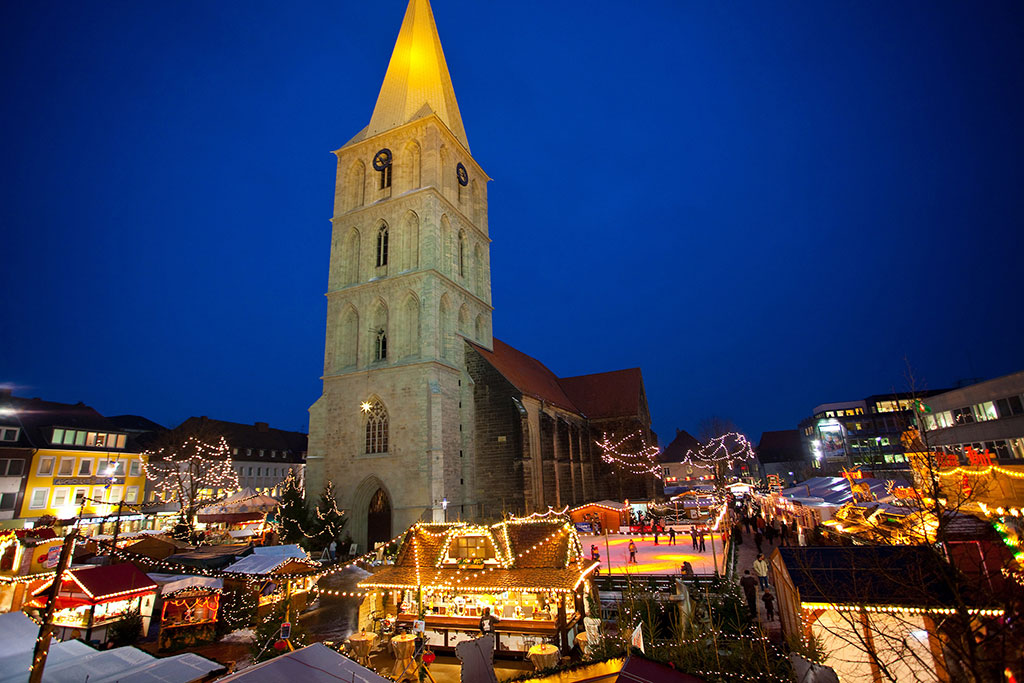 Weihnachtsmarkt an der Pauluskirche