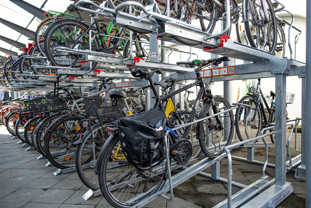 in der Radstation geparkte Fahrräder