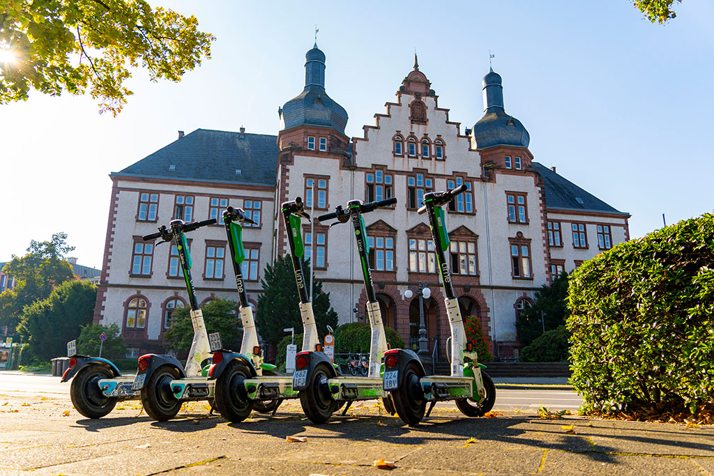 E-Scooter vor dem Rathaus