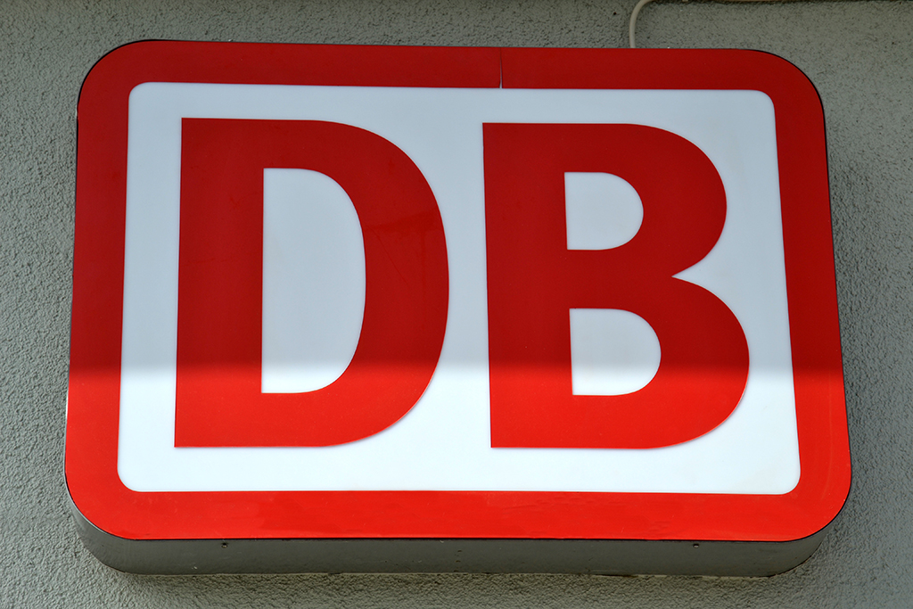Schild mit dem Logo der Deutschen Bahn