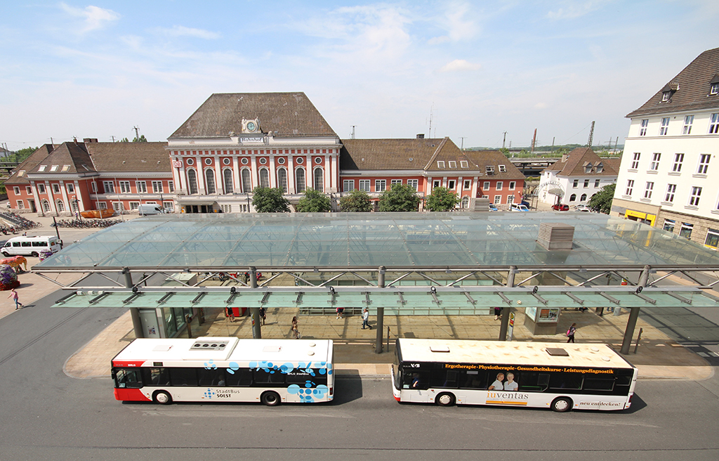 Zwei Busse vor dem Bahnhof