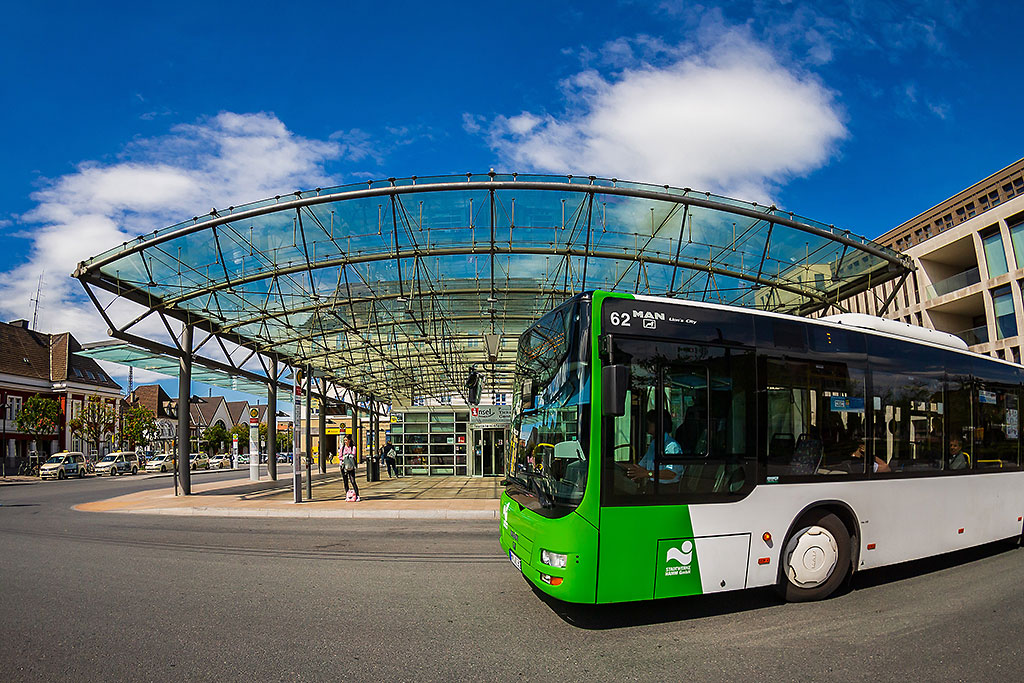 ein Bus vor der Insel - Verkehr & Touristik am Willy-Brandt-Platz