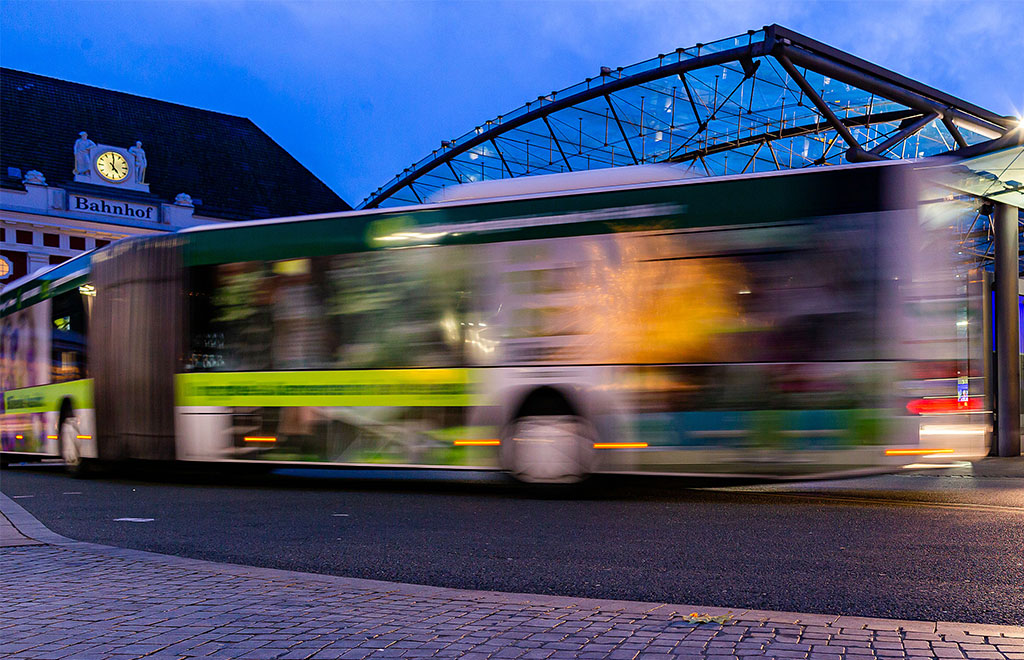 fahrender Bus fahrender Bus