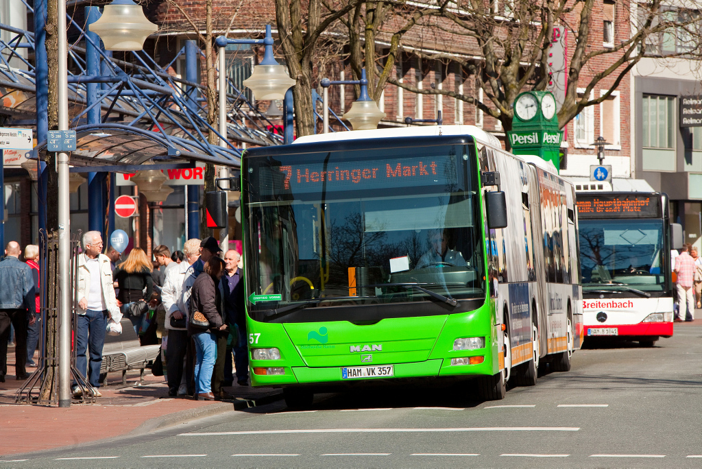 Bus mit einsteigenden Fahrgästen Bus mit einsteigenden Fahrgästen