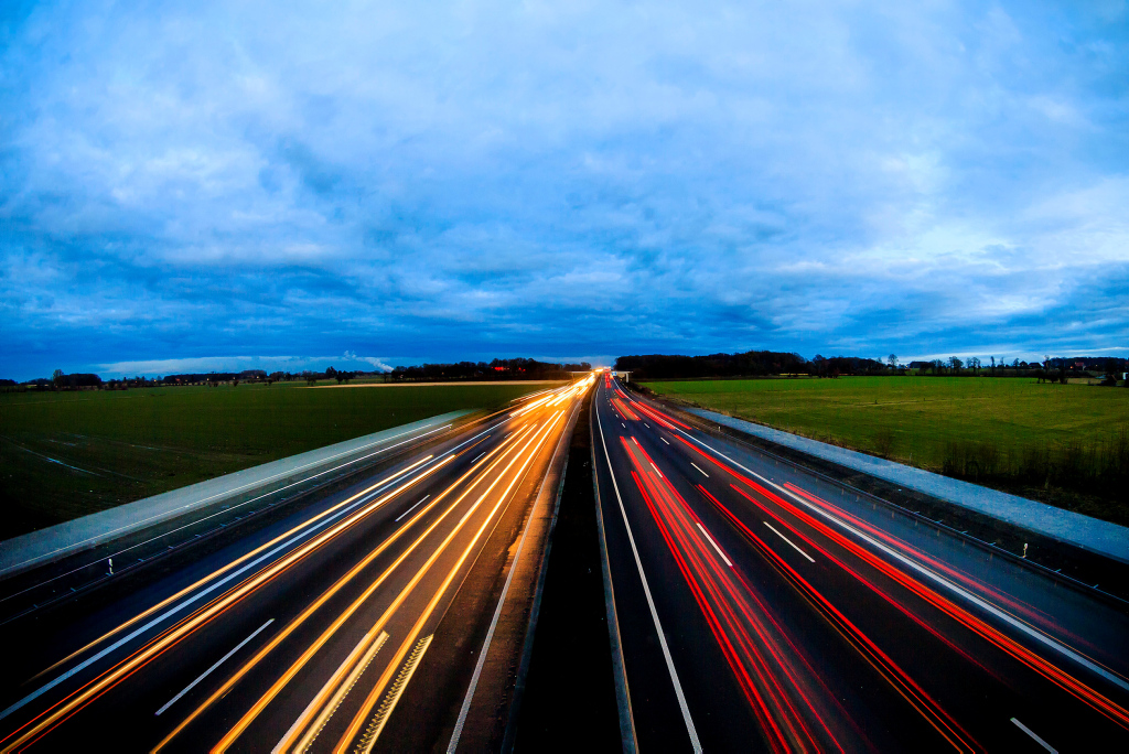 Nachtaufnahme einer Autobahn