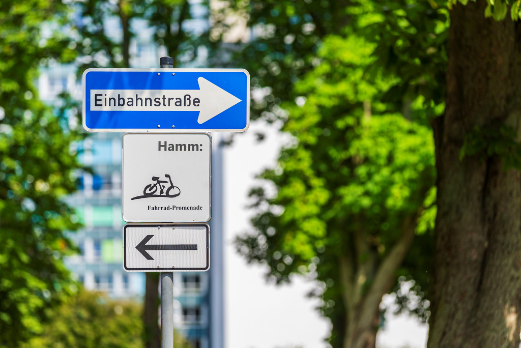 Schild Einbahnstraße mit Hinweise Fahrradpromenade Schild Einbahnstraße mit Hinweise Fahrradpromenade