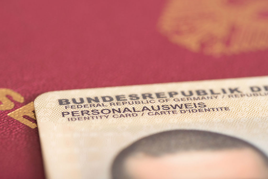Ein deutscher Personalausweis und ein Reisepass