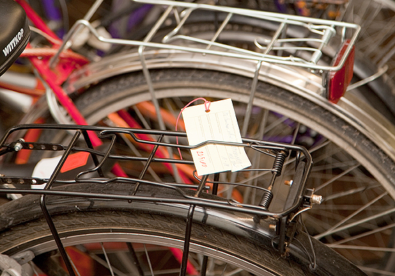 Ein Fahrrad mit einer Versteigerungsnummer auf dem Gepäckträger