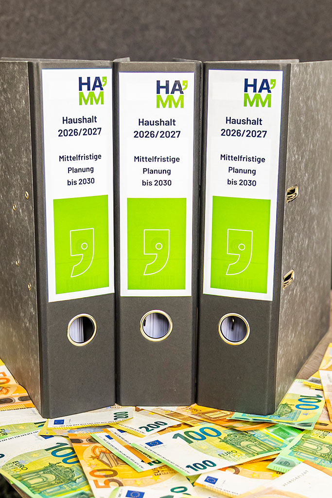 drei Ordner stehen auf Geldscheinen