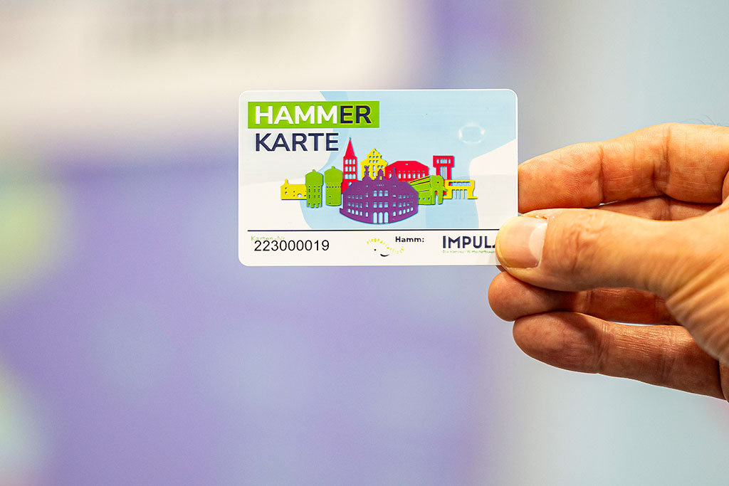 Hand hält Hammer Karte