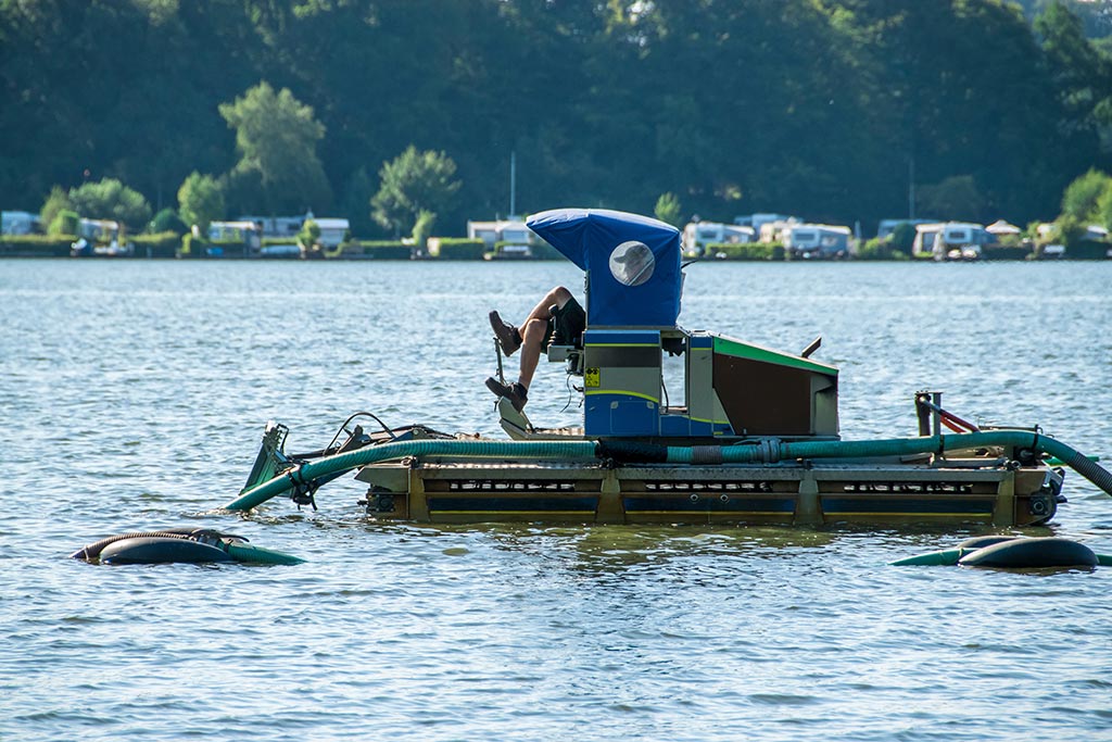Ein schwimmender Saugbagger bei der Arbeit auf dem See