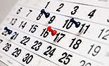 Nahaufnahme eines Kalenders mit Pins, Urheber: © a_korn - Fotolia.com