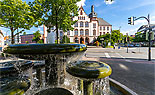 Das Rathaus mit Brunnen im Vordergrund, Urheber: Foto: Thorsten Hübner