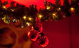 Rote Christbaumkugeln an einer Lichtergirlande, Urheber: Foto: Thorsten Hübner